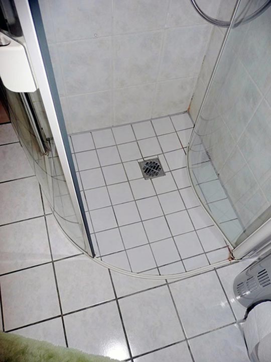 Der geflieste Duschboden ist nicht dicht.
