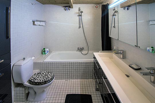 Das Badezimmer mit Hilfe von Badmöbeln zu verschönern ist nur halbherzig gelungen.